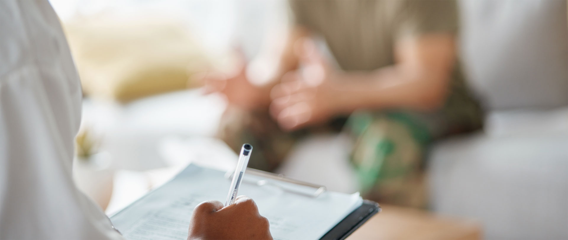 sessione di counseling biografico: il paziente parla e la dottoressa scrive