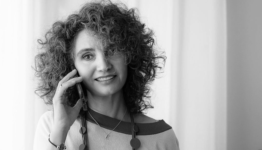 Elena Sembenini che parla al telefono